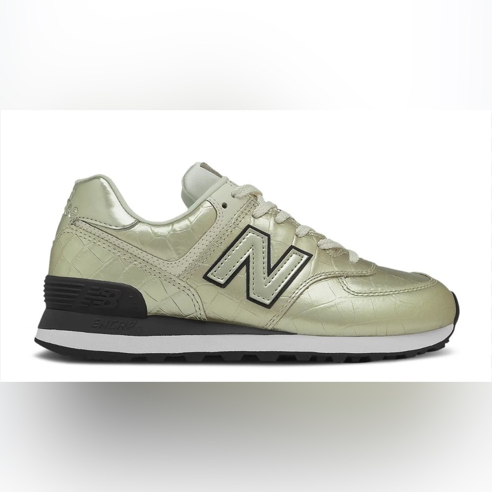 NEW BALANCE WOMEN’S 574 IN GOLD, SIZE 8